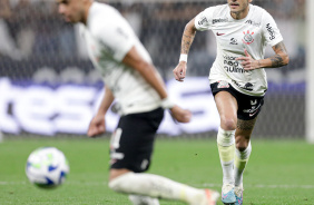 Romero e Fbio Santos participando de jogo contra o Atltico-MG