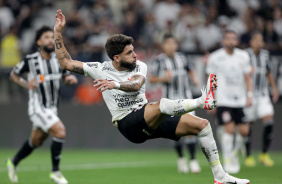 Yuri Alberto aps chutar a bola em jogo contra o Atltico-MG