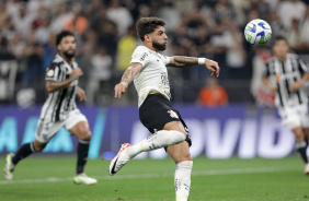 Yuri Alberto se preparando para chutar a bola durante jogo contra o Atltico-MG