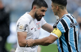 Bruno Mndez cumprimentando Luis Surez, companheiro de seleo, no jogo contra o Grmio