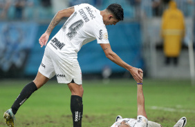 Caetano ajudando Matheus Bidu a se levantar durante partida