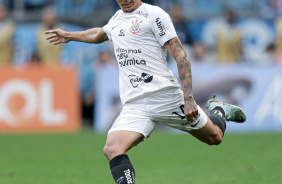 Caetano prestes a fazer lançamento em partida contra o Grêmio