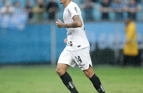 Caetano trotando durante jogo contra o Grêmio