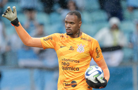 Carlos Miguel com a bola embaixo do brao em jogo contra o Grmio