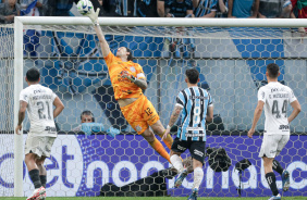 Cássio saltando para defender cobrança de falta de jogador do Grêmio