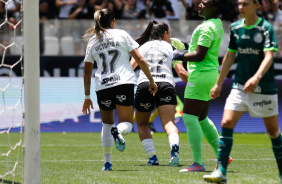 Duda Sampaio e Vic Albuquerque comemorando gol anotado pela meia contra o Palmeiras