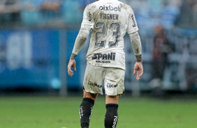 Fagner, de costas, observando o gramado durante jogo contra o Grêmio