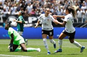 Gabi Portilho correndo sorridente aps marcar contra o Palmeiras