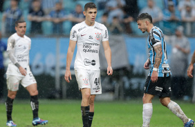 Gabriel Moscardo caminhando na Arena do Grmio durante partida contra o time da casa