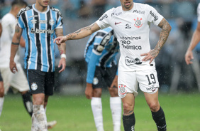 Gustavo Mosquito gesticulando durante partida contra o Grêmio