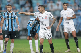 Gustavo Mosquito passando orientações a companheiros em partida contra o Grêmio