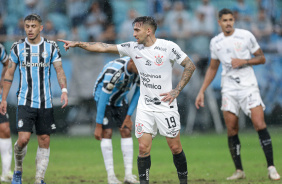 Gustavo Mosquito passando orientaes a companheiros em partida contra o Grmio