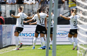 Jogadoras do Corinthians celebrando gol anotado na Arena