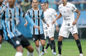 Lucas Veríssimo aguardando cobrança de escanteio em jogo contra o Grêmio