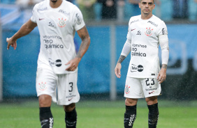 Lucas Veríssimo e Fagner durante partida contra o Grêmio