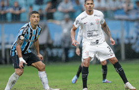 Lucas Veríssimo prestes a saltar para afastar cruzamento do Grêmio