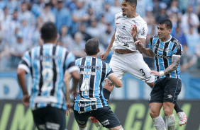 Lucas Veríssimo saltando mais que jogadores do Grêmio para cabecear a bola