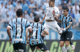 Lucas Verssimo saltando mais que jogadores do Grmio para cabecear a bola