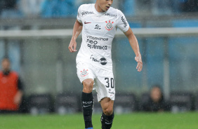 Matheus Arajo com a bola dominada em jogo na Arena do Grmio