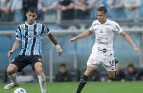 Matheus Araújo tentando roubar a bola de jogador do Grêmio