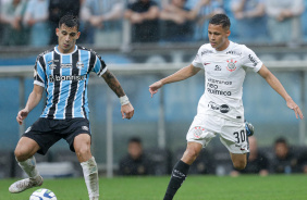 Matheus Arajo tentando roubar a bola de jogador do Grmio