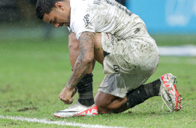 Matheus Bidu amarrando a chuteira durante partida