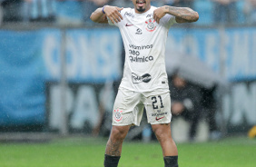 Matheus Bidu apontando para si em partida contra o Grêmio