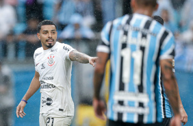 Matheus Bidu gesticulando enquanto faz jogo contra o Grêmio