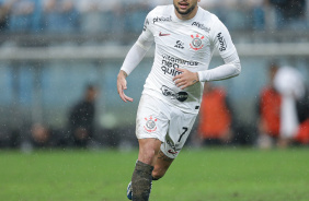 Maycon correndo durante partida na Arena do Grmio