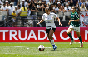 Millene com a bola dominada durante jogo contra o Palmeiras