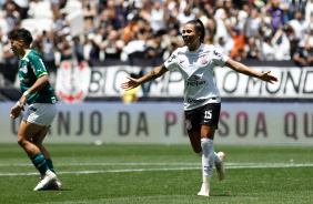 Miri, com os braos abertos, festejando bastante o gol marcado contra o Palmeiras