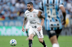 Renato Augusto com a bola dominada durante partida contra o Grmio