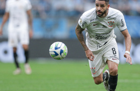 Renato Augusto conduzindo a bola durante partida