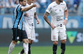 Renato Augusto e Lucas Veríssimo ao lado de marcador do Grêmio