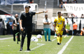 Rodrigo Iglesias  beira do gramado da Neo Qumica Arena passando orientaes s jogadoas