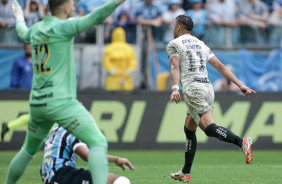 Romero correndo para comemorar enquanto jogadores do Grmio aparecem cados no cho