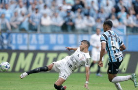 Romero esticando a perna para chutar e marcar o gol do Corinthians contra o Grêmio