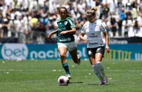 Tamires correndo junto à bola e sendo pressionada por defensora do Palmeiras