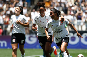 Vic Albuquerque e Tarciane comemorando gol marcado pela atacante na Arena