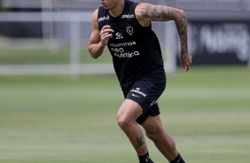 Caetano correndo em atividade no CT
