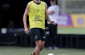Caetano dando passe em atividade