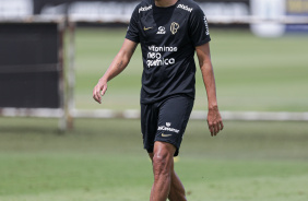 Cantillo caminhando com a bola em seu domnio em treino