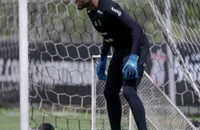 Carlos Miguel dentro do gol posicionado para fazer defesa