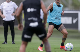 Fbio Santos executando passe em treino; Mano Menezes aparece ao fundo