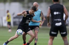 Fbio Santos pressionando Moscardo, que tenta sair jogando, em atividade