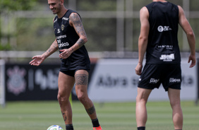 Fbio Santos sorridente participando de atividade em treino no CT