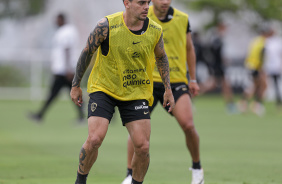 Fagner participando de atividade matinal no CT