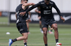 Felipe Augusto protegendo a bola enquanto Moscardo tenta roub-la durante treino