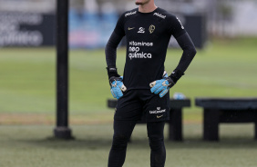 Felipe Longo, goleiro do Sub-20, participando de treino no profissional
