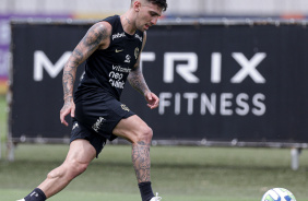 Gustavo Mosquito correndo com a bola em seu domnio durante treino matinal